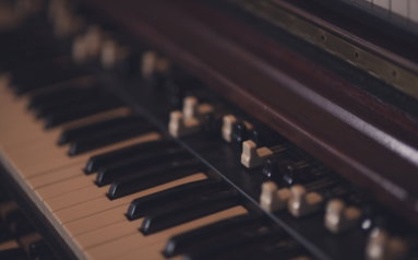 Close-up of organ keys and drawbars